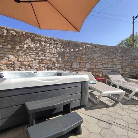 Apartment With Whirlpool And Bbq Near Porec Baderna Екстериор снимка